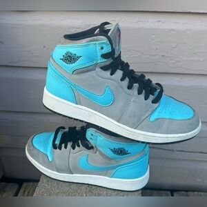 Air Jordan 1 Retro Wolf Grey Tide Pool Blue
Size 5.5Y